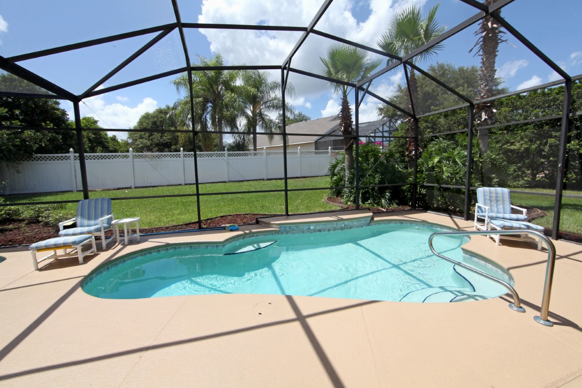 An image of a magnificent screen pool enclosure